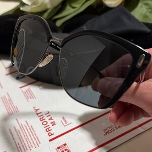 ☔️😎Prada Black Sunglasses w/Case
